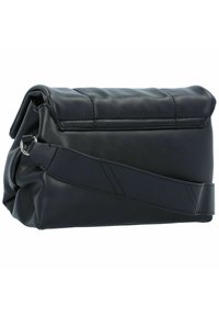 Schwarze Lederhandtasche mit weicher Textur, gefaltetem Design und langem Gurt. Besitzt horizontale Nähte entlang der oberen Kante.