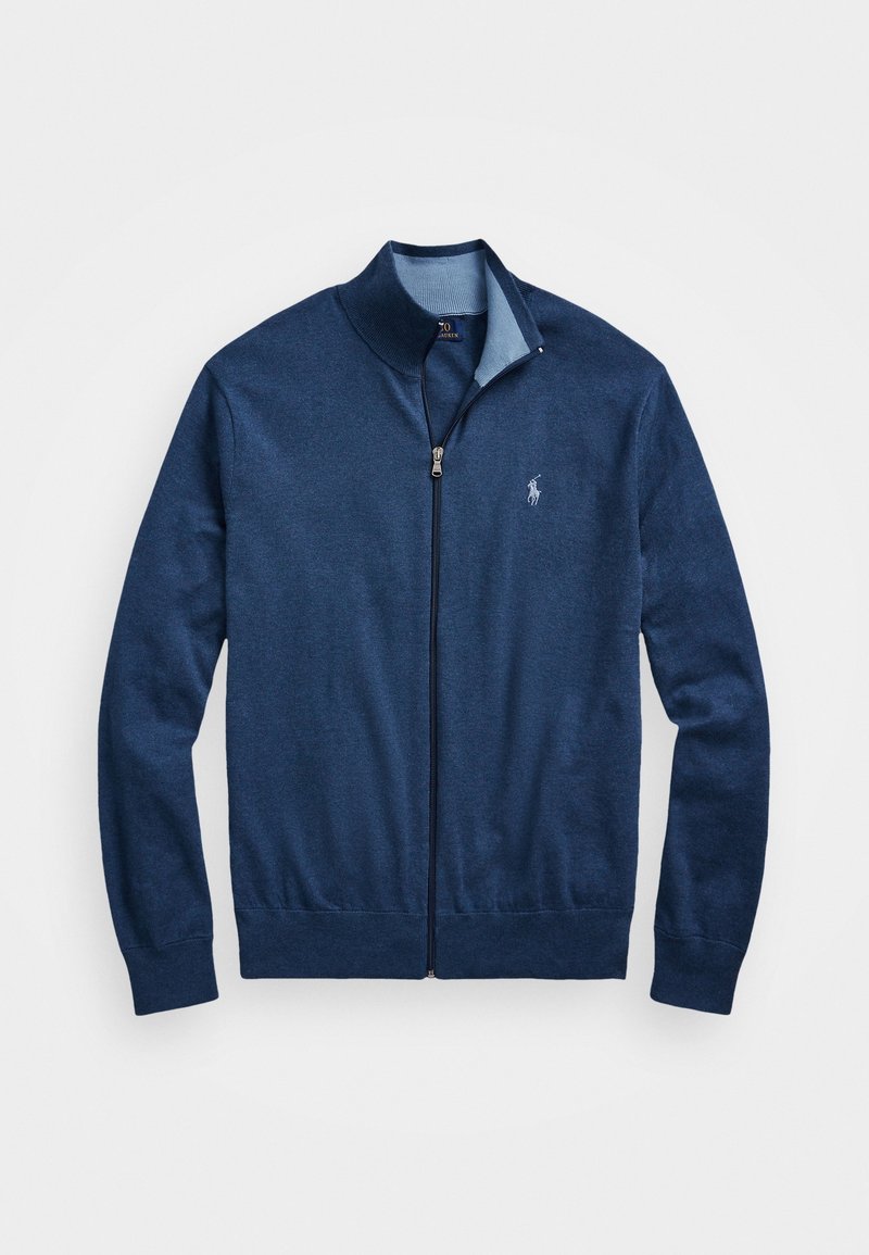 Marinblå zip-up kofta i mjukt stickat tyg. Har en hög krage, ribbade muddar och en liten broderad logotyp på bröstet.