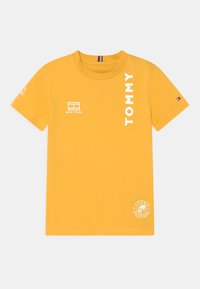 Tommy Hilfiger MULTI PLACEMENT TEE - Triko s potiskem - yielding yellow