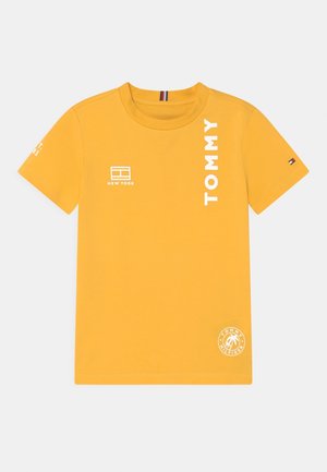 MULTI PLACEMENT TEE - T-shirts print - yielding yellow