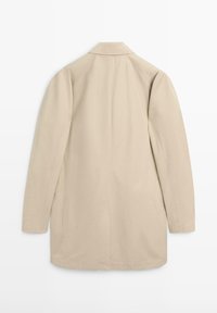 Beige lange jas met lange mouwen en een kraag, rechte achteraanzicht, met een strak en minimalistisch ontwerp op een witte achtergrond.