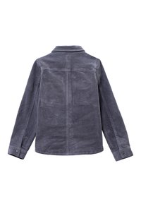 Koszula z korduroyu w ciemnoszarym kolorze, z długimi rękawami, kołnierzem i zapięciem na guziki przy mankietach. Czyste linie i teksturowana powierzchnia tworzą wizualne zainteresowanie.