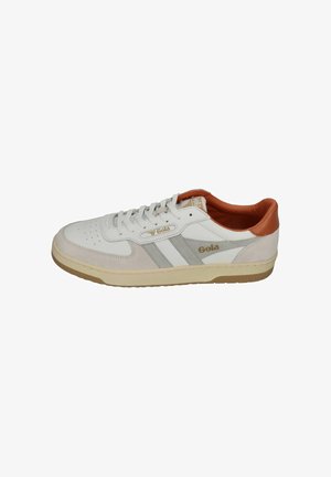 Weiße Sneakers aus Leder und Wildleder mit grauen und beigen Streifen, einer hellbraunen Ferse und Perforationen im Zehenbereich. Goldene Markierung.