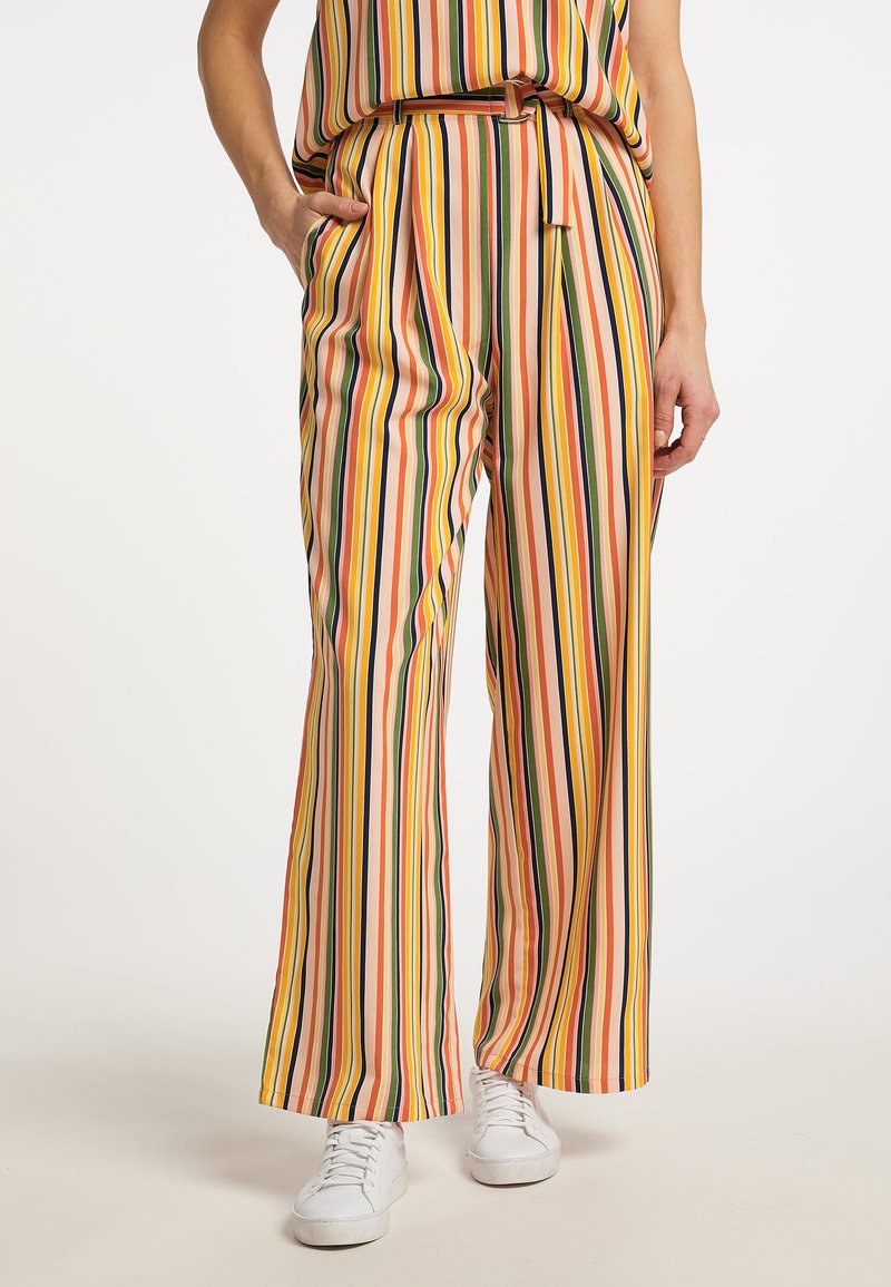 Gestreifte weite Hosen in Pastellfarben, mit vertikalen Streifen in Gelb, Grün, Rot und Braun, entspannt geschnitten und mit seitlichen Taschen.