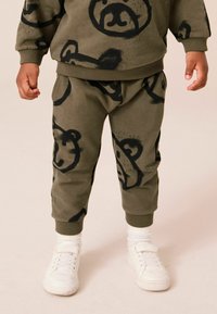 Next ALL OVER CHARACTER AND JOGGERS SET - Træningssæt - khaki green