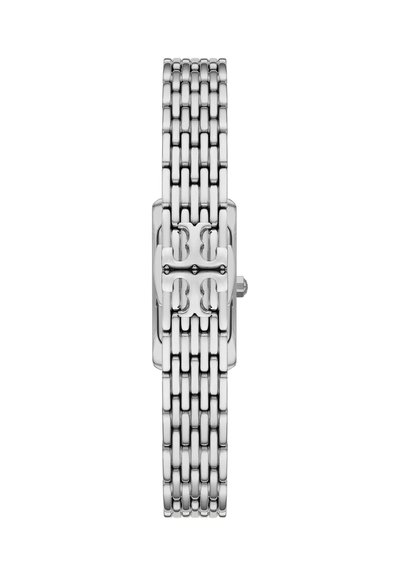 Sølvfarvet metalarmbånd med et rektangulært urglas med en poleret logo-design på en hvid baggrund.