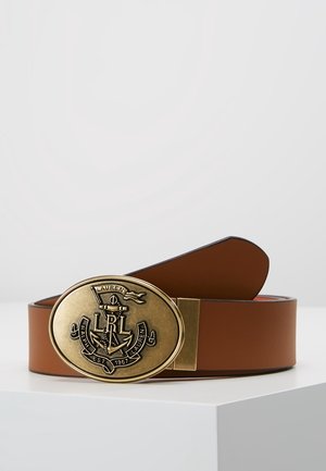 Ruskea nahkavyö, joka on rullattu ja siinä on suuri ovaalinmuotoinen kultainen solki, jossa on ankkuri ja teksti Ralph Lauren Est. 1967.