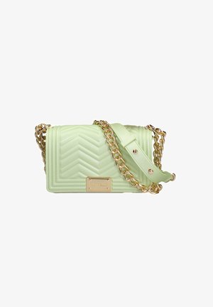 Sac bandoulière matelassé vert menthe avec une bandoulière chaîne dorée et une plaque logo rectangulaire dorée sur le rabat avant.
