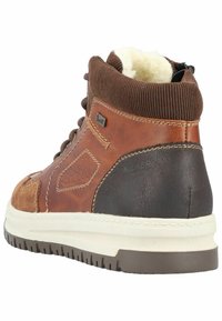 Baskets montantes en cuir marron avec une doublure en polaire, des accents texturés en marron foncé et une semelle en caoutchouc blanc avec un profil robuste.