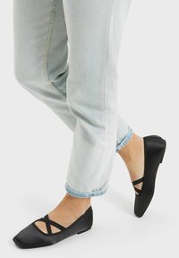 0b53c459cae0492cbe7f4469b038feb2.jpg?imwidth=156