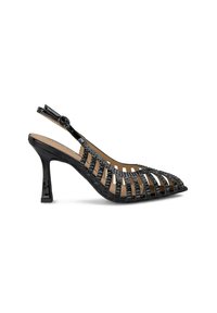Zapato de tacón destalonado de charol negro con diseño de corte, punta afilada, correa ajustable y acentos texturizados en la parte superior.