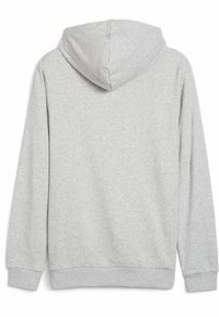 Sudadera con capucha gris hecha de tejido suave. Presenta un bolsillo canguro, puños acanalados y un corte relajado. La vista posterior resalta la textura suave.