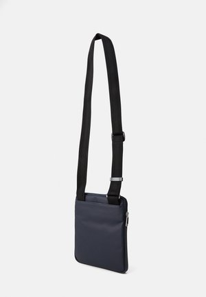 Marineblaue Umhängetasche aus glattem Material mit verstellbarem schwarzen Riemen, Reißverschluss und minimalistischen rechteckigen Design.