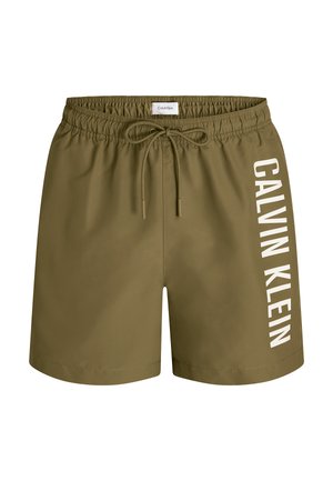 Olivgrüne Badehosen mit elastischem Bund, Kordelzugverschluss und weißem "CALVIN KLEIN" Schriftzug, der vertikal an der Seite aufgedruckt ist.