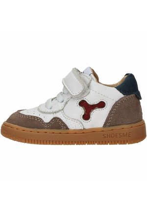 Baskets pour tout-petit blanc et marron avec fermeture velcro, lacets, logo latéral rouge, et semelle gomme marquée "SHOESME" sur le côté.