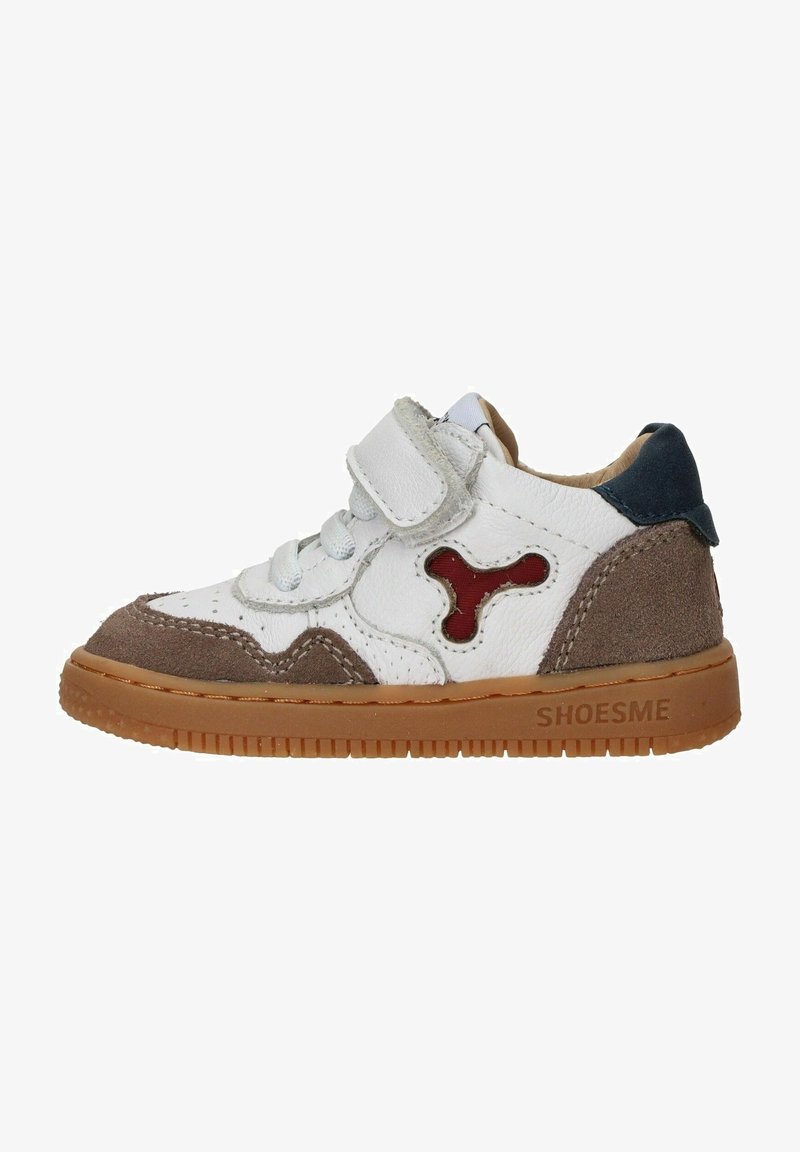 Baskets pour tout-petit blanc et marron avec fermeture velcro, lacets, logo latéral rouge, et semelle gomme marquée "SHOESME" sur le côté.