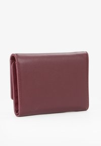 Portafoglio in pelle bordeaux con texture liscia, forma rettangolare e design a pieghe, caratterizzato da bordi cuciti per una maggiore resistenza.
