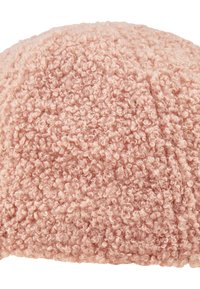 Weiches rosa lockiges Wollgewebe, das eine Nahaufnahme eines strukturierten Beretthuts bildet.