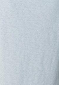 Ljust blått bomullstyg med en slät yta, som har ett subtilt marmorerat mönster. Inga distinkta detaljer eller hårdvara synliga.