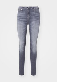 Jeans ajustados de denim gris deslavado con diseño clásico de cinco bolsillos, cierre de botón y un suave desvanecimiento a lo largo de las piernas para variar la textura.