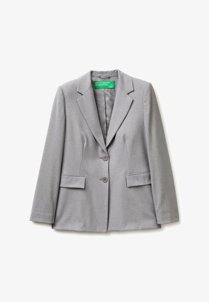 Blazer gris à deux boutons, coupe ajustée, col cranté et poches à rabat sur le devant, étiquette United Colors of Benetton à l'intérieur du col.