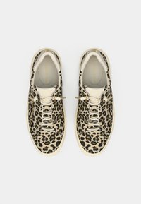 Μπεζ αθλητικά παπούτσια με σχέδιο λεοπαρδάλεις, διαθέτουν κορδόνια, χρυσές λεπτομέρειες και επένδυση εσωτερικά για άνεση.