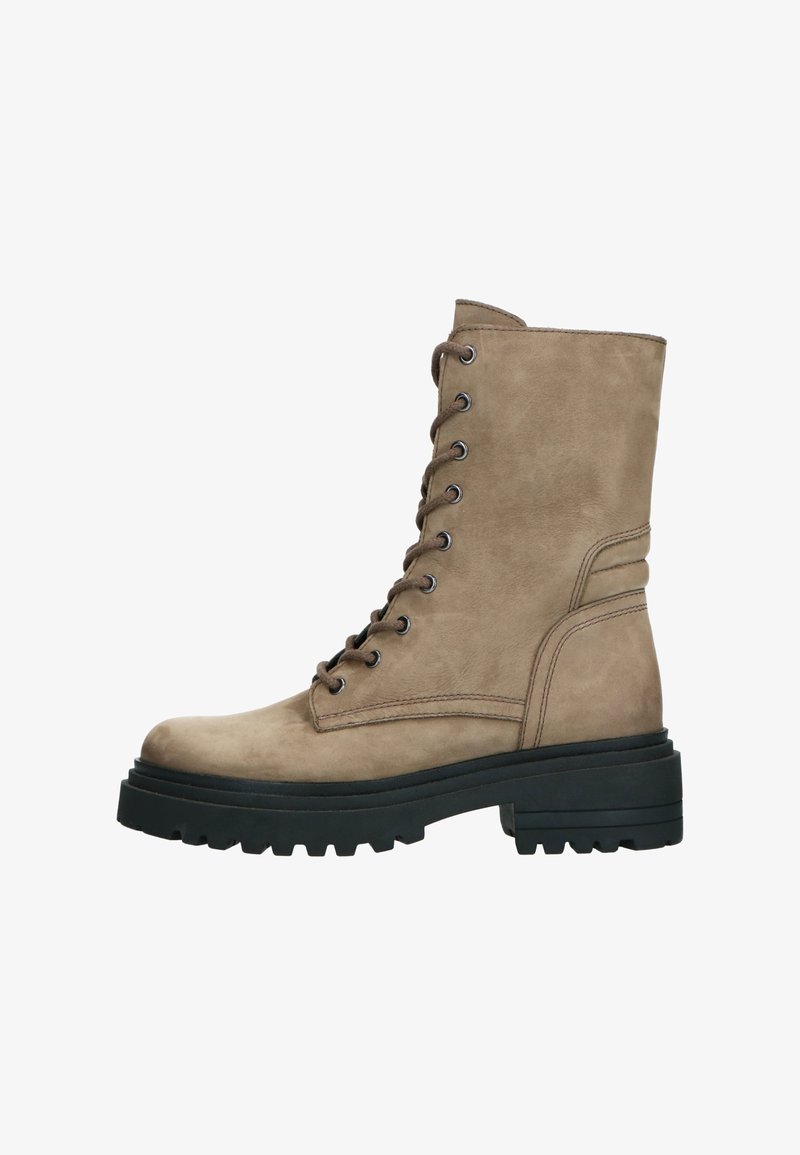Stivale in suede marrone con lacci, punta rotonda, suola piattaforma nera e occhielli in metallo, caratterizzato da una texture liscia e dettagli di cucitura.