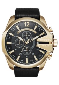 Montre avec bracelet en cuir noir et boîtier en acier inoxydable doré. Le cadran noir présente des index horaires dorés, trois sous-cadrans et un affichage de la date.