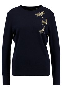 Tummansininen villapaita, joka on valmistettu pehmeästä kankaasta ja jossa on kolme brodeerattua sudenkorentoa rinnassa. Klassinen pyöreä kaula-aukko ja pitkät hihat.