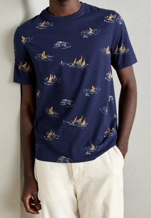 T-shirt à manches courtes bleu marine avec impression de voilier jaune et lignes ondulées, fabriqué en coton léger pour le confort et la respirabilité.
