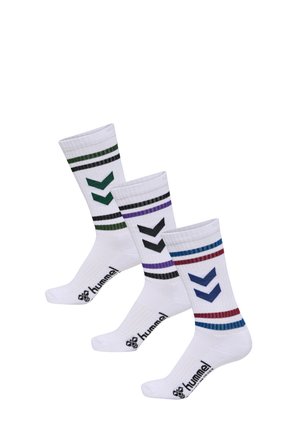 Tre par hvide sokker med multikolorede zigzag-mønstre og stribede detaljer i grøn, sort, lilla og blå. Brandlogo synligt.