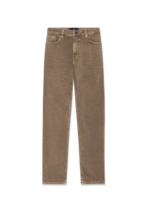 Pruunid sirge lõikega teksapüksid, millel on ees núgib klõpsuga kinnis, vööaasad ja viiepokiline disain, laotatud valgele taustale.