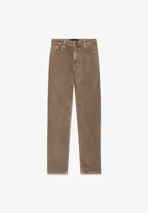 Braune gerade geschnittene Jeans aus Denim mit vorderer Knopfleiste, Gürtelschlaufen und Fünf-Taschen-Design, flach auf weißem Hintergrund ausgelegt.