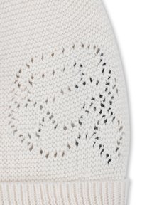 Berretto bianco lavorato a maglia con un motivo testurizzato e un sottile design a ritaglio. Bordo a costine alla base per adattamento e comfort.