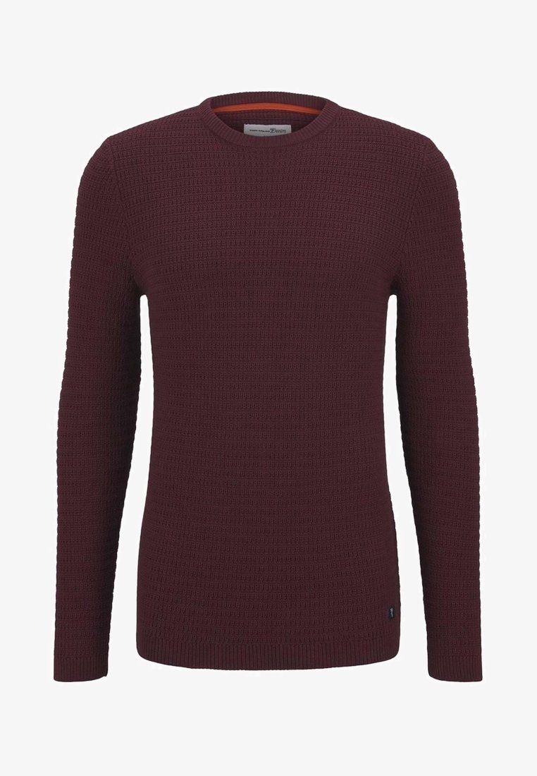 Bordeauxfarbener Strickpullover mit einem strukturierten Muster, rundem Halsausschnitt, langen Ärmeln und gerippten Bündchen. Enthält einen orangefarbenen Akzent im Kragen.