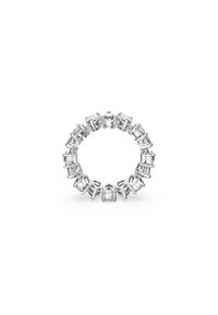 Silberner Ring mit einer durchgehenden Reihe von rechteckigen, klaren Edelsteinen in einer Krappenfassung, die ein kreisförmiges, nahtloses Design erzeugt.