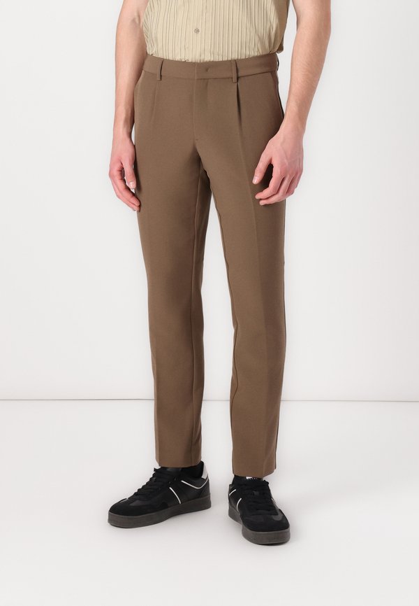 RUBEN DAGGER PANTS - Trousers - toffee