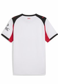 Hvid atletisk skjorte med sorte og røde skuldrekanter, med rund halsudskæring. Logo detalje på ærmet og teksten "MILAN" på ryggen.