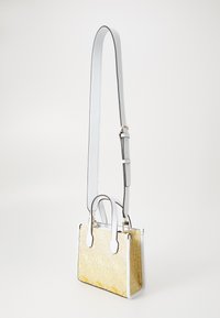 Geel geweven handtas met witte leren accenten en handvatten, met een gestructureerde vorm en een verstelbare schouderband.