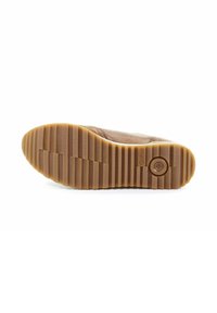 Semelle en cuir marron avec une semelle en caoutchouc texturé, présentant des rainures horizontales et un logo circulaire pour une meilleure adhérence.