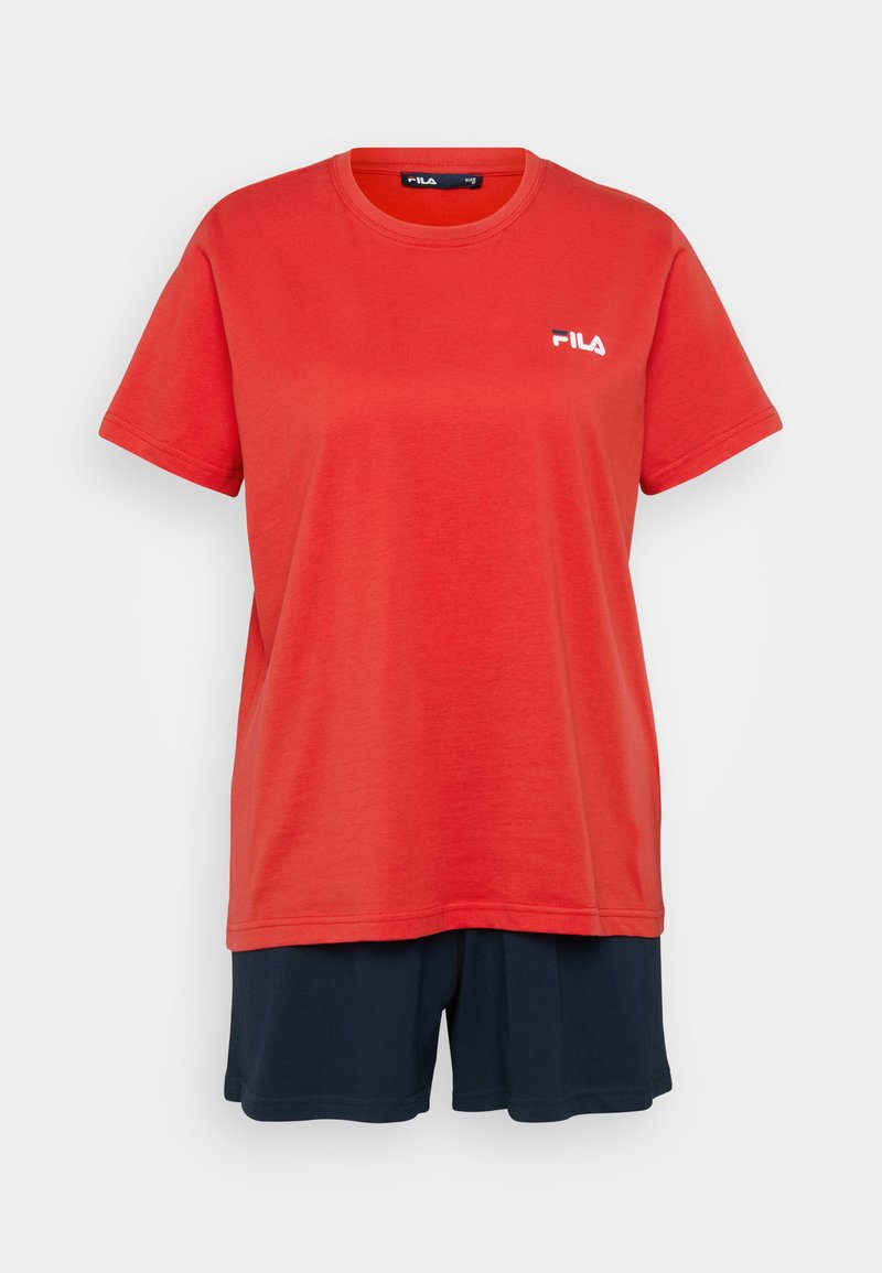 Czerwona bawełniana koszulka z krótkim rękawem i okrągłym dekoltem, w zestawie z granatowymi szortami. Białe logo Fila na piersi.