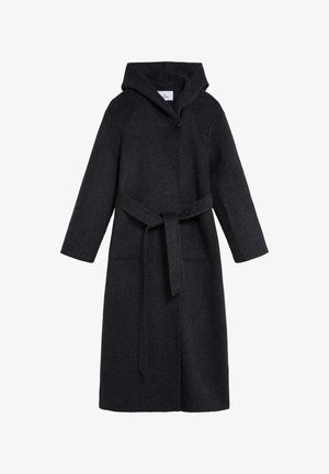 Abrigo con capucha de color gris oscuro, con un patrón de espiga texturizado, mangas largas, cierre frontal de botones y un cinturón atado en la cintura.