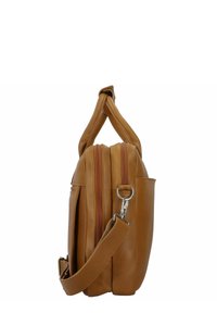 Borsa a tracolla in pelle color tan con una texture liscia, scomparti con doppia zip, tracolla regolabile e tasca laterale con hardware metallico.
