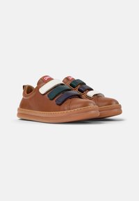 Helle Leder Schuhe mit runder Zehenform und Gummisohle. Verfügt über drei verstellbare Klettverschlüsse in Marineblau, Grün und Creme. Rotes Logo oben.