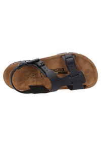 Schwarze Ledersandale mit verstellbaren Riemen, Korkfußbett und strukturiertem Profil. Verfügt über ein geprägtes Markenlogo und Größenangaben auf dem Fußbett.