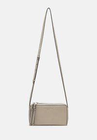 Borsa a tracolla in pelle beige con forma rettangolare, chiusura con zip, due cinturini laterali e logo del marchio impresso sul davanti.