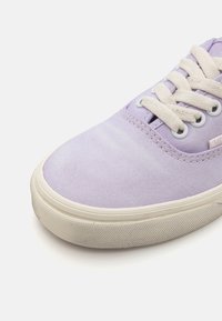 Lila Leinenschuh mit weißer Gummisohle und strukturiertem Griff. Verfügt über cremefarbene Schnürsenkel und Ösen sowie subtile Nähte.