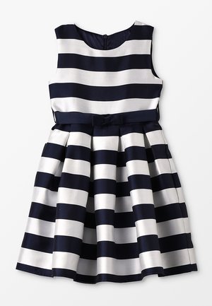 Robe sans manches avec de larges rayures horizontales bleu marine et blanches, taille cintrée avec une ceinture bleu marine assortie et jupe plissée.