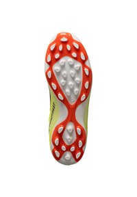 Suela de zapato atlético amarilla y negra con tacos de goma blancos y naranjas. Presenta una punta redondeada, una forma contorneada y una superficie texturizada.