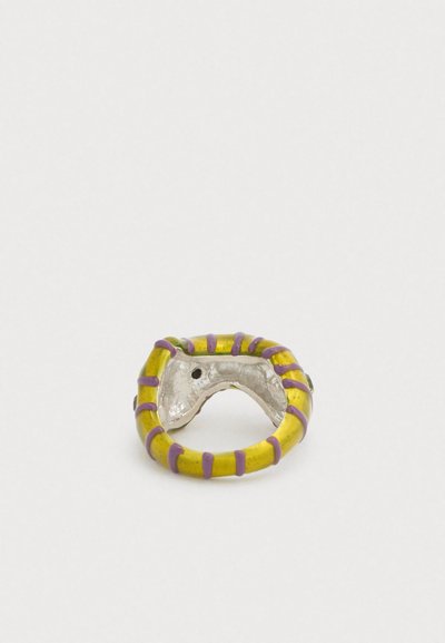 Bague jaune et argentée au design ondulé, avec des rayures violettes autour de l'anneau et une surface intérieure argentée texturée.